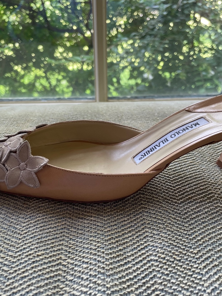 $1050 Manolo Blahnik Tan Floral-Appliqu Mules Size 38.5 — image 4 of 5